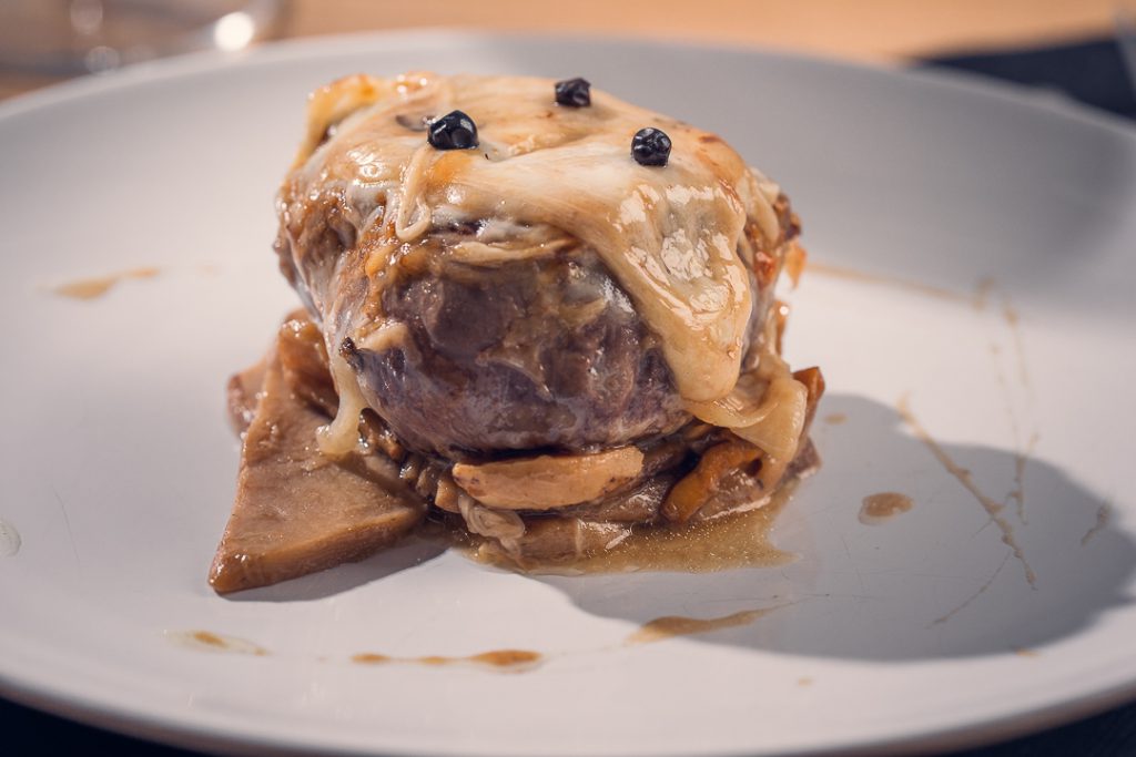 Tournedos di manzo, Gineprina scalenghese e funghi porcini.