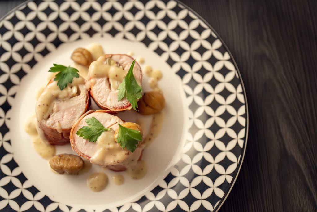 Rotolo di pollo ripieno di Paglia contadina, funghi porcini e castagne.